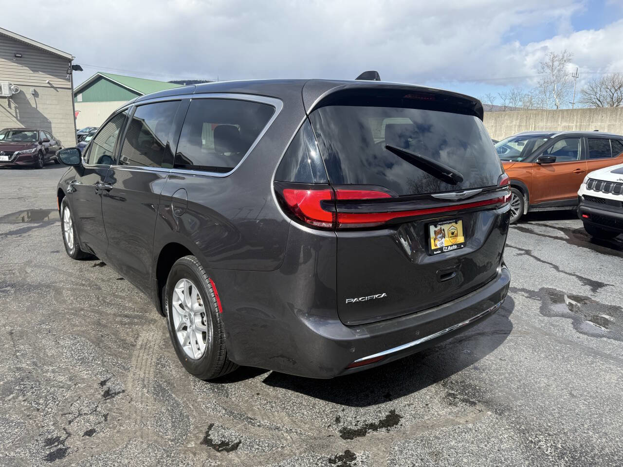 Used 2023 Chrysler Pacifica Touring-L image 7