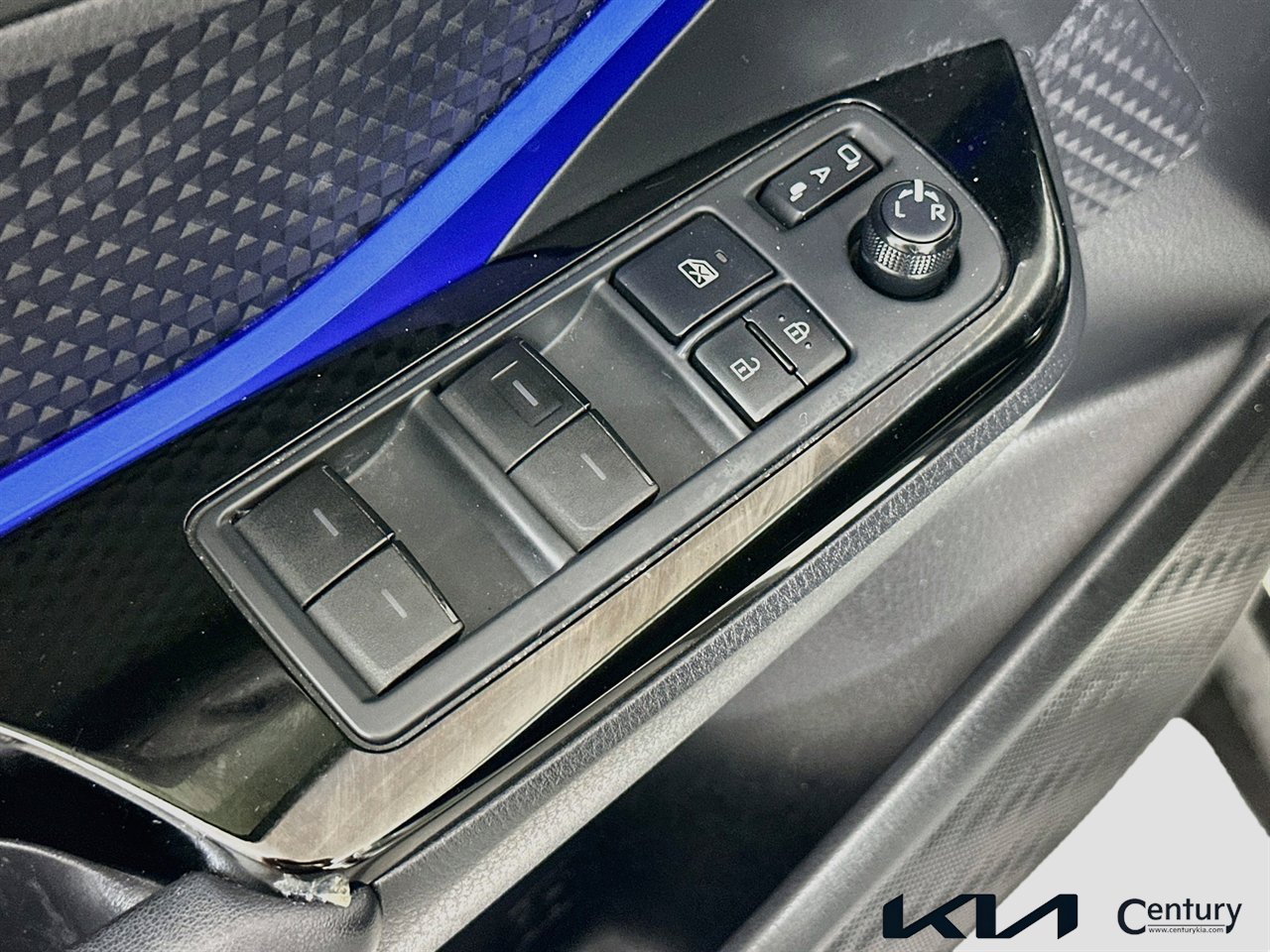 Used 2020 Toyota C-HR XLE image 17