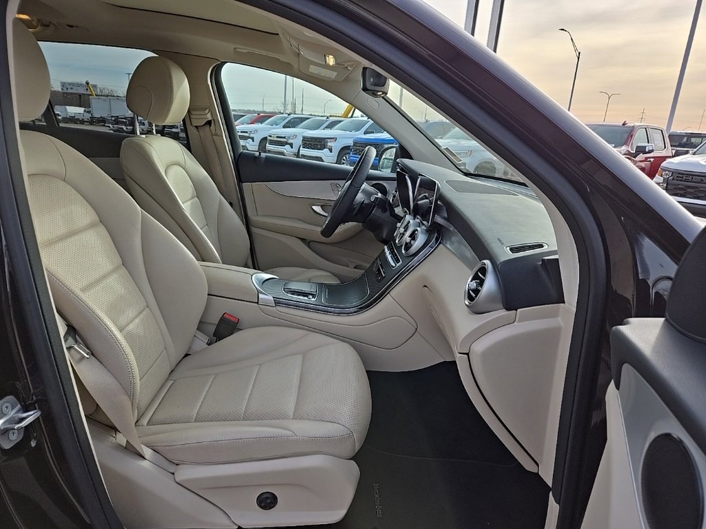 Used 2021 Mercedes-Benz GLC 300 4MATIC image 23