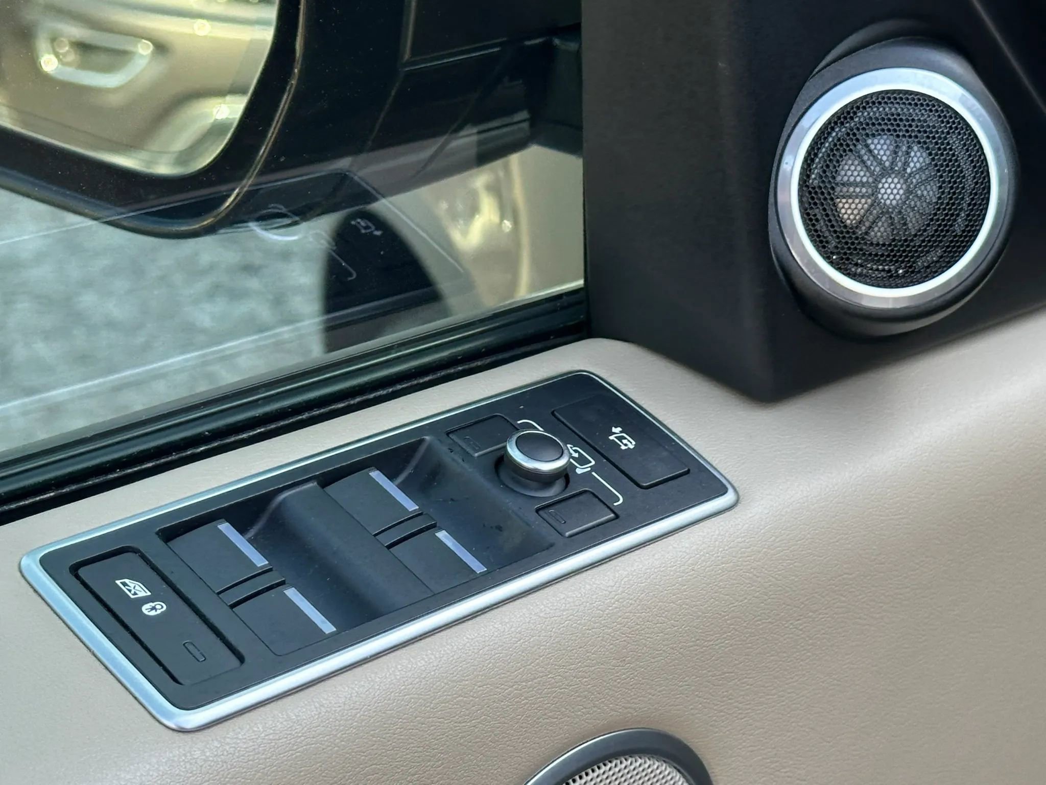 Used 2016 Land Rover Range Rover HSE image 13