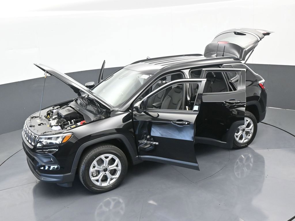 Used 2025 Jeep Compass Latitude image 57