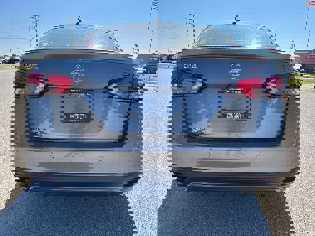 New 2025 Nissan Versa SR w/ Trunk Package image 4