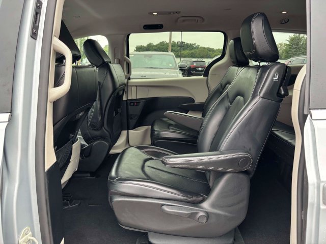 Used 2023 Chrysler Pacifica Touring-L FWD image 25