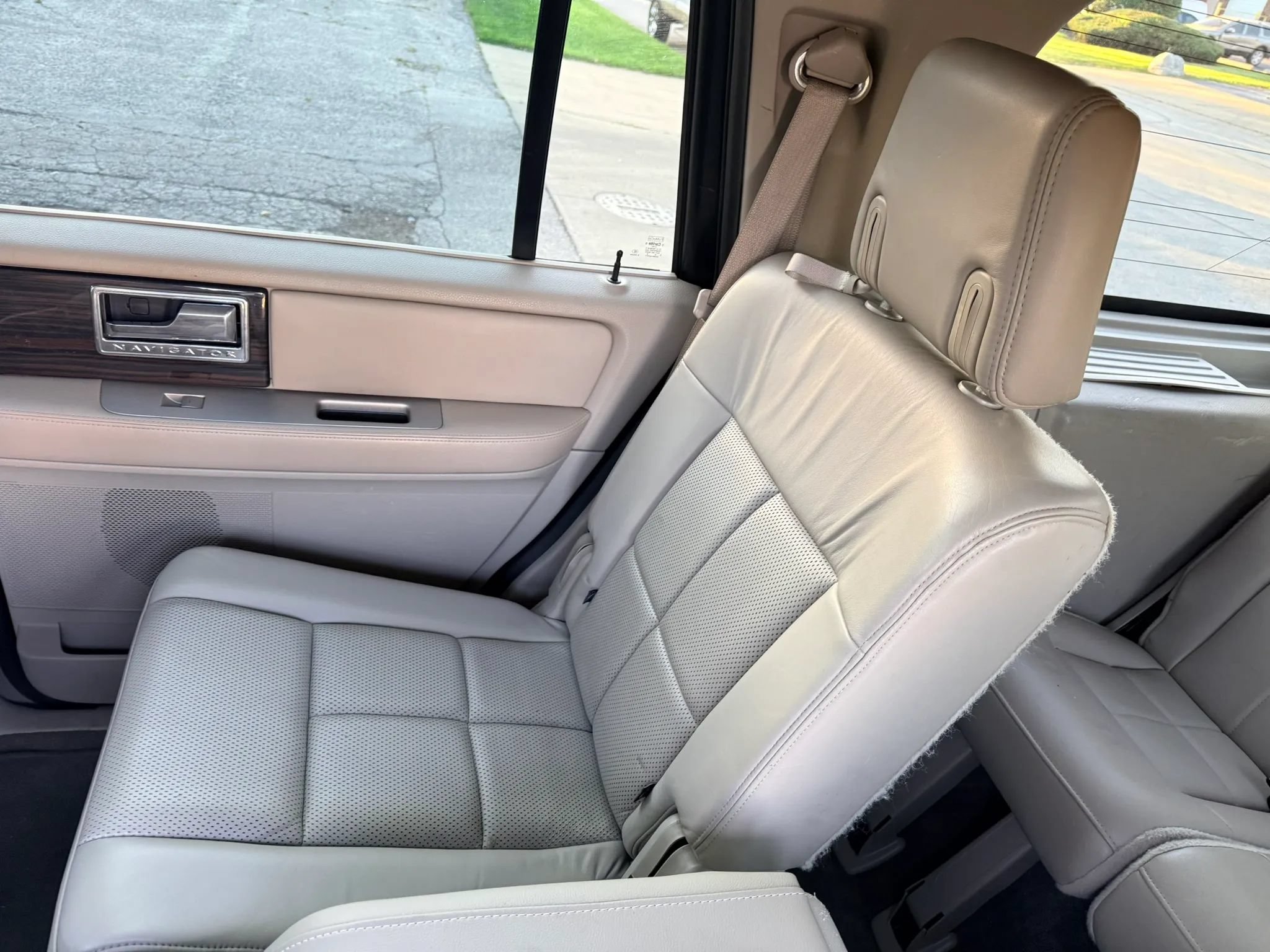 Used 2010 Lincoln Navigator 4WD image 19
