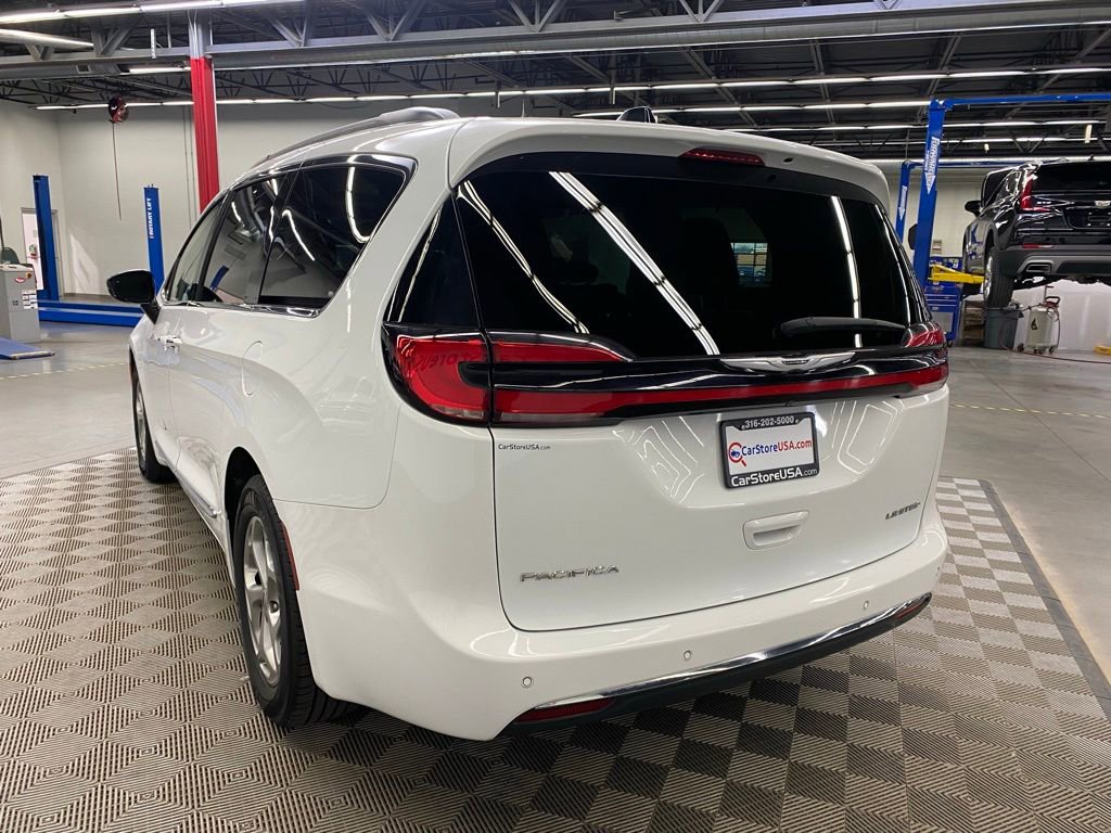 Used 2023 Chrysler Pacifica Limited image 7