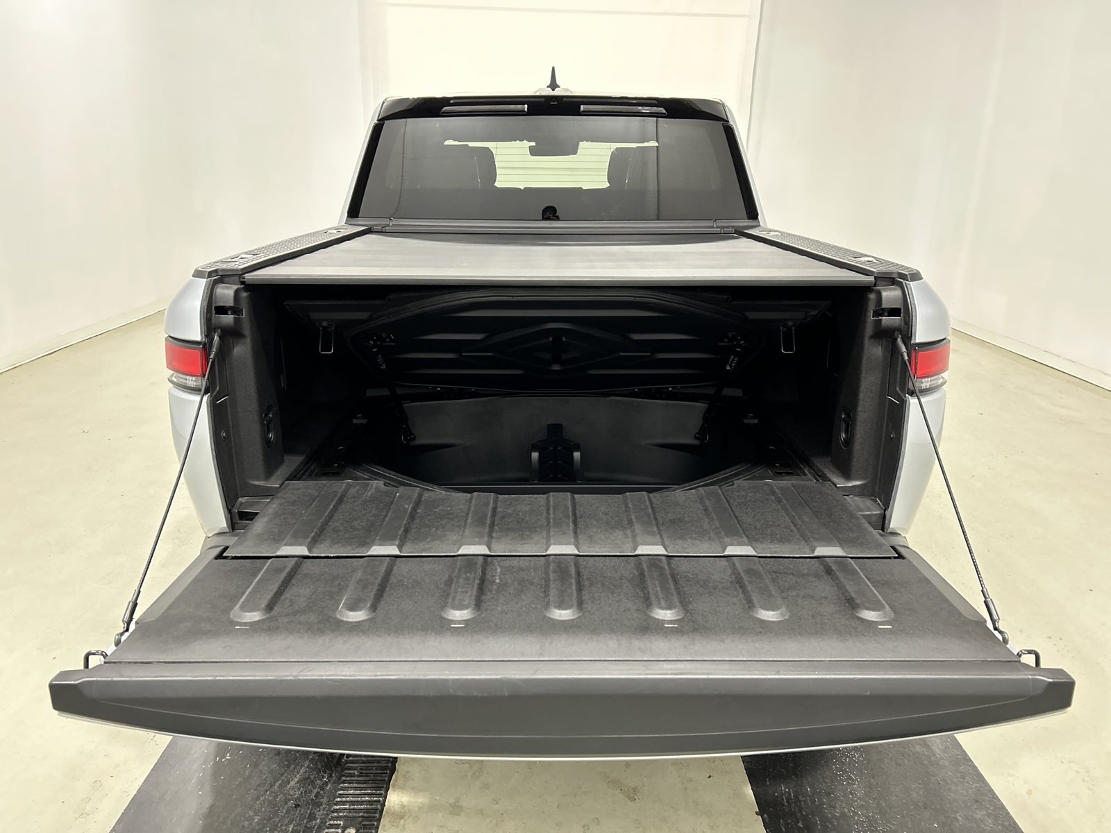 Used 2025 Rivian R1T Adventure Dual AWD/4WD image 15
