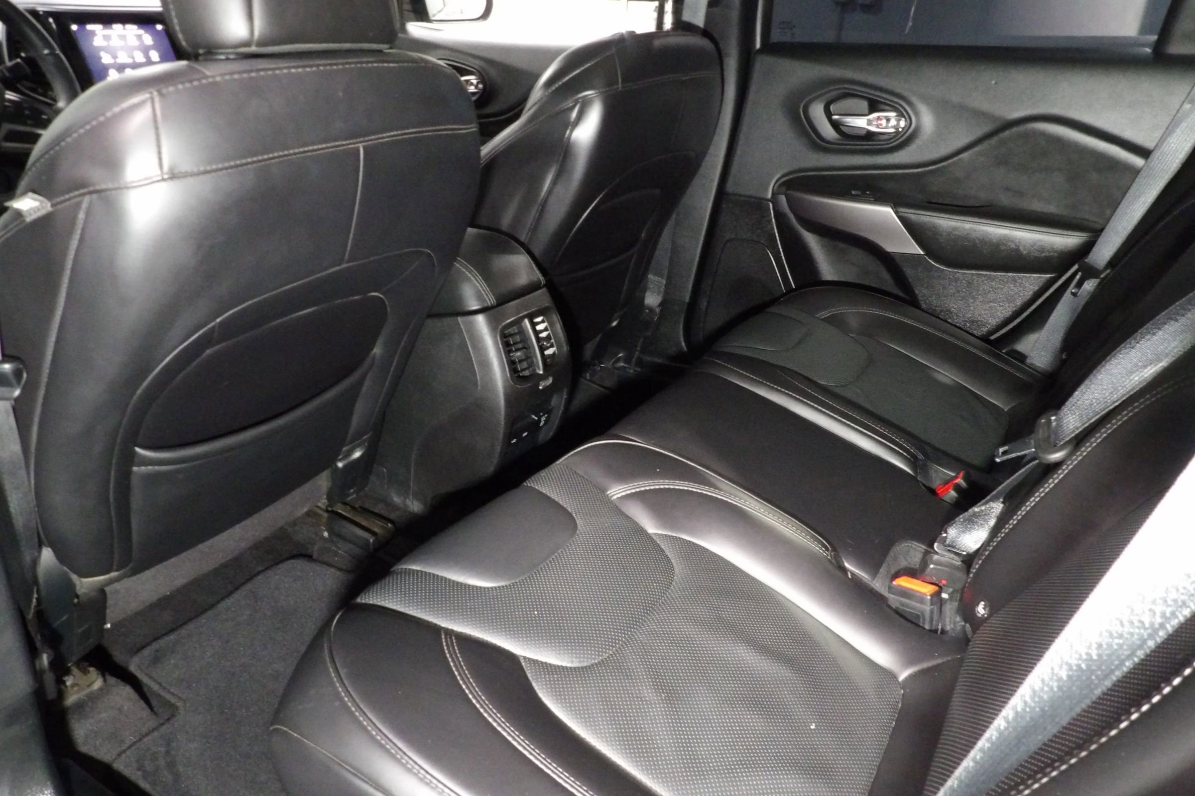 Used 2019 Jeep Cherokee Limited image 10