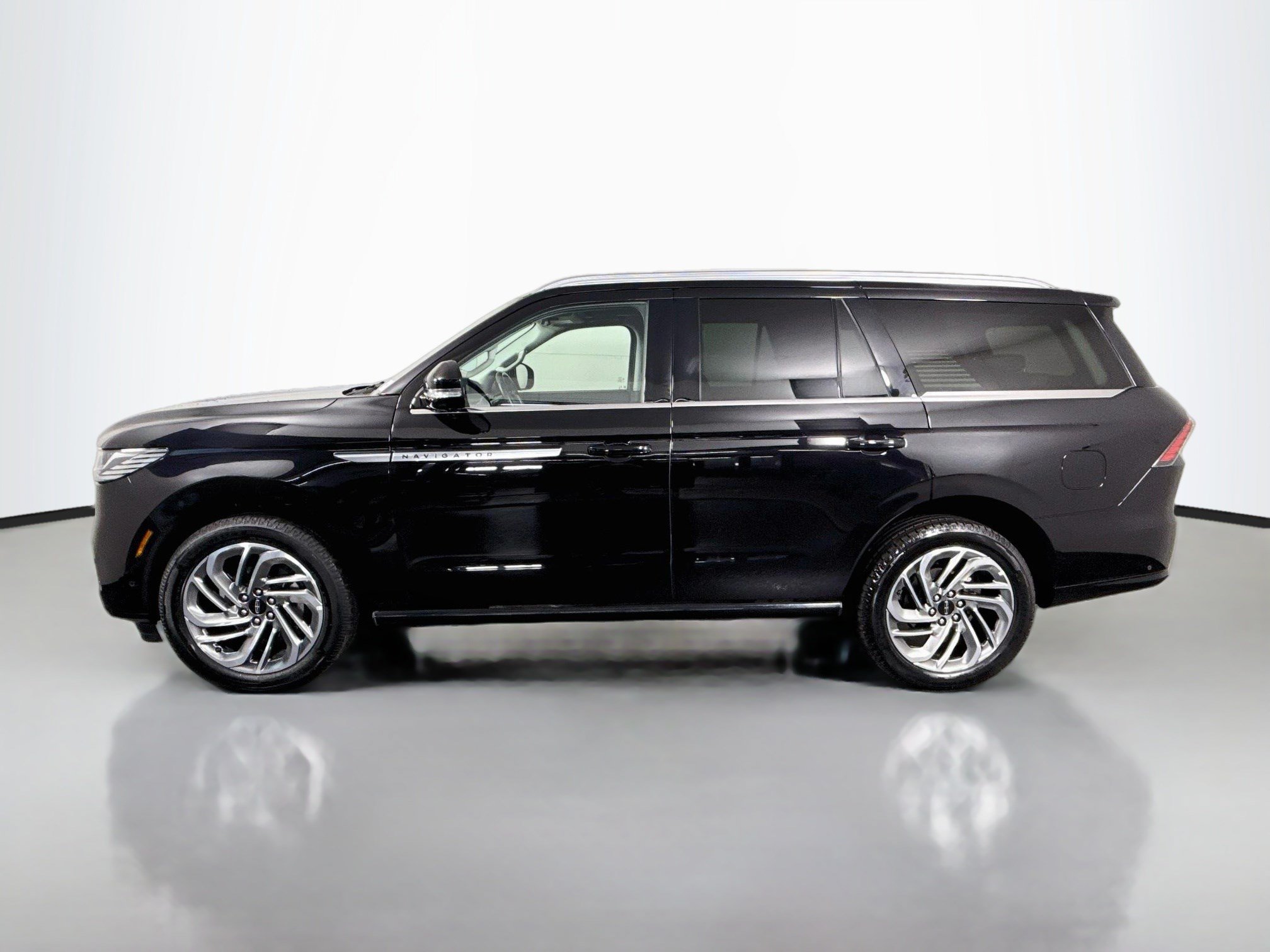 Used 2025 Lincoln Navigator Reserve AWD/4WD image 6