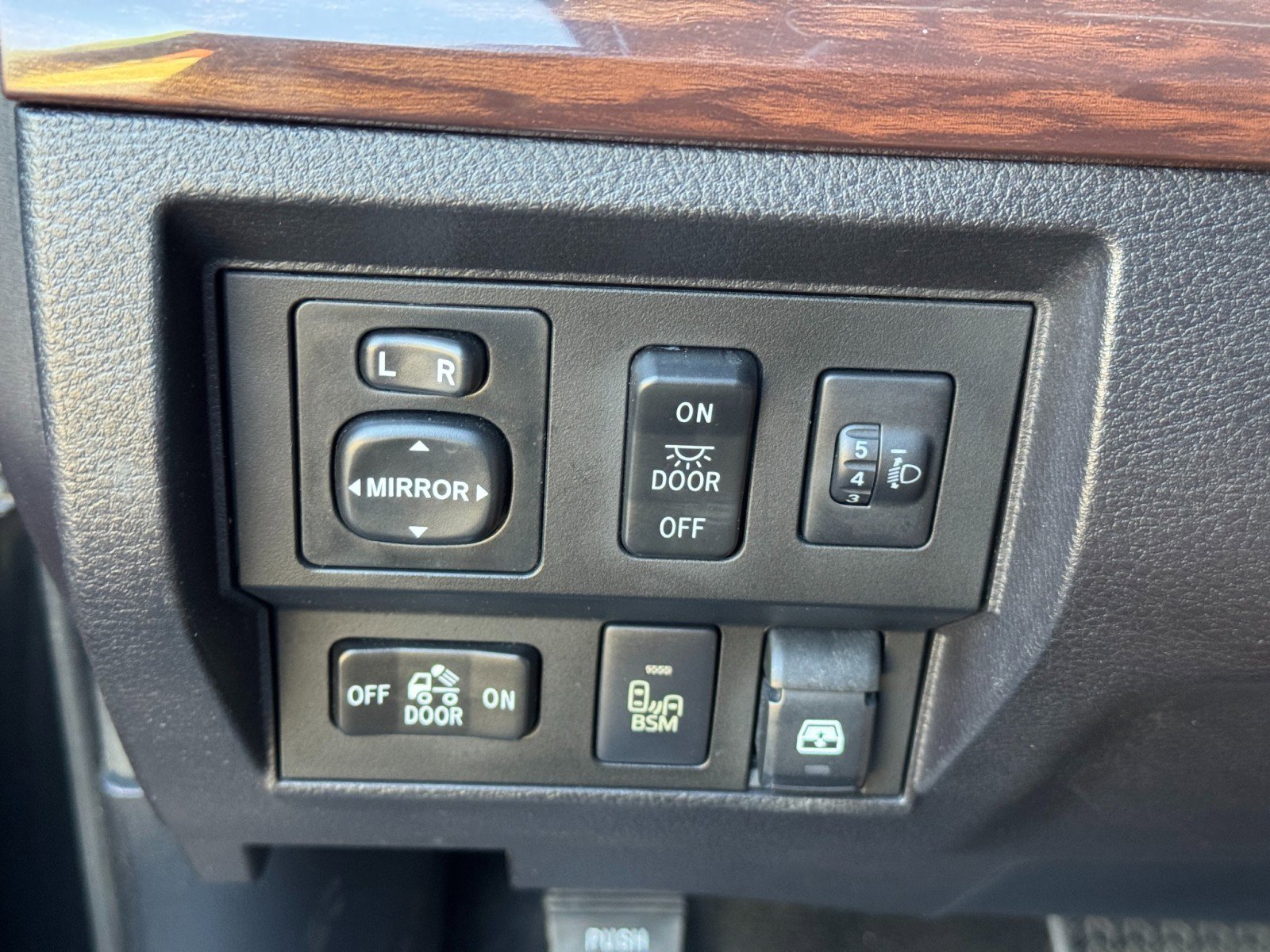Used 2014 Toyota Tundra Limited w/ Limited Premium Package AWD/4WD image 18