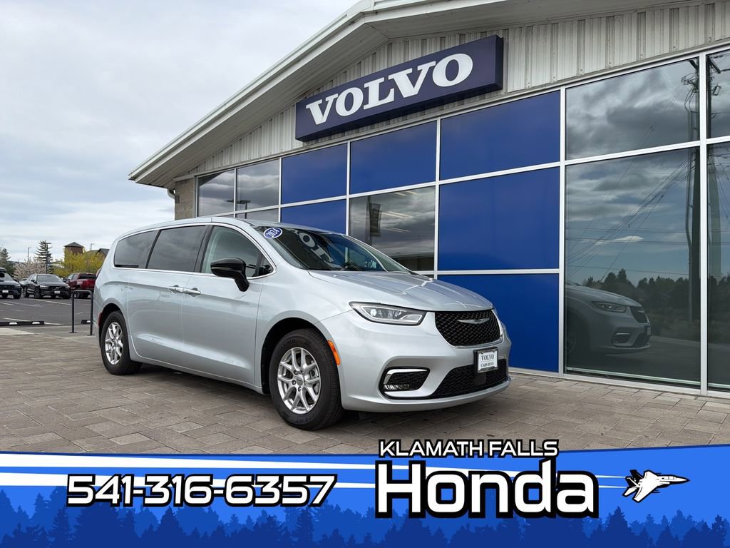 Used 2024 Chrysler Pacifica Touring-L FWD image 1