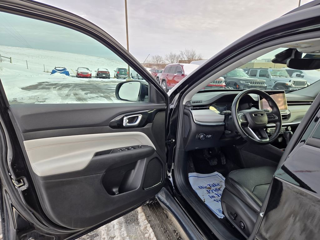 Used 2022 Jeep Compass Limited image 11