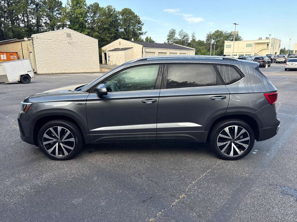 Used 2023 Volkswagen Taos SE w/ Panoramic Sunroof Package FWD image 9