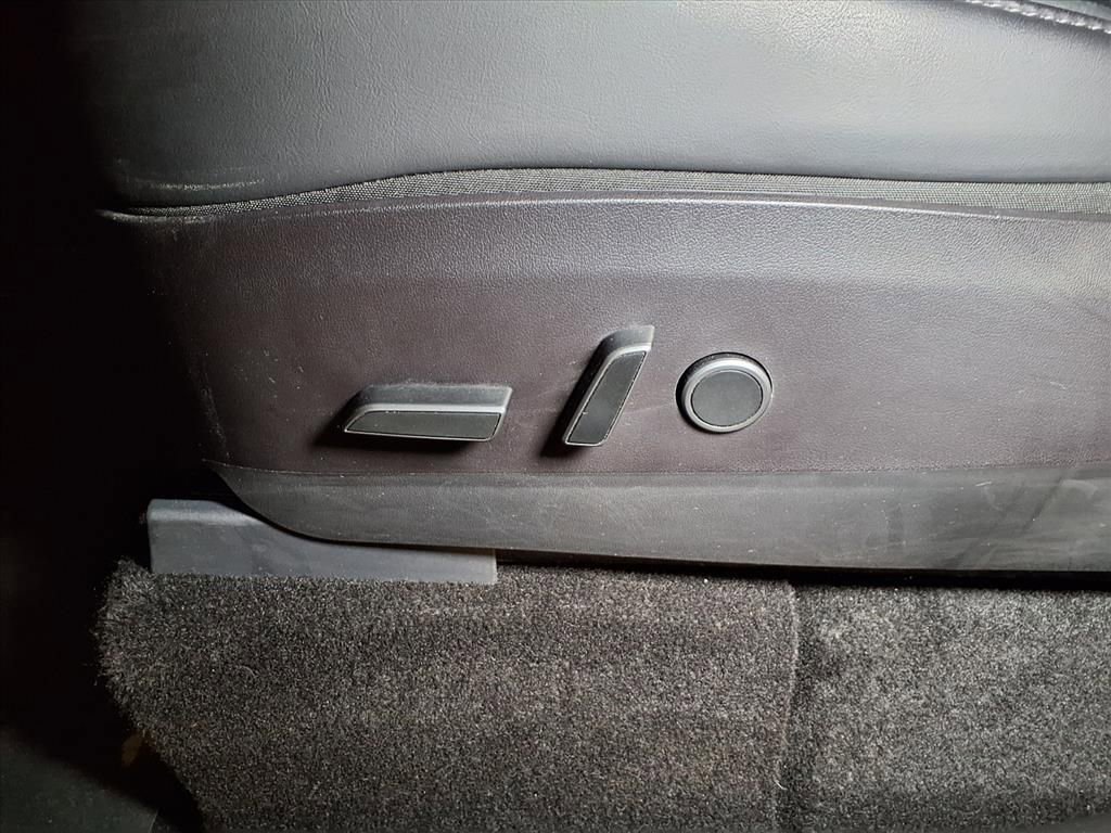 Used 2022 Tesla Model Y Performance image 11