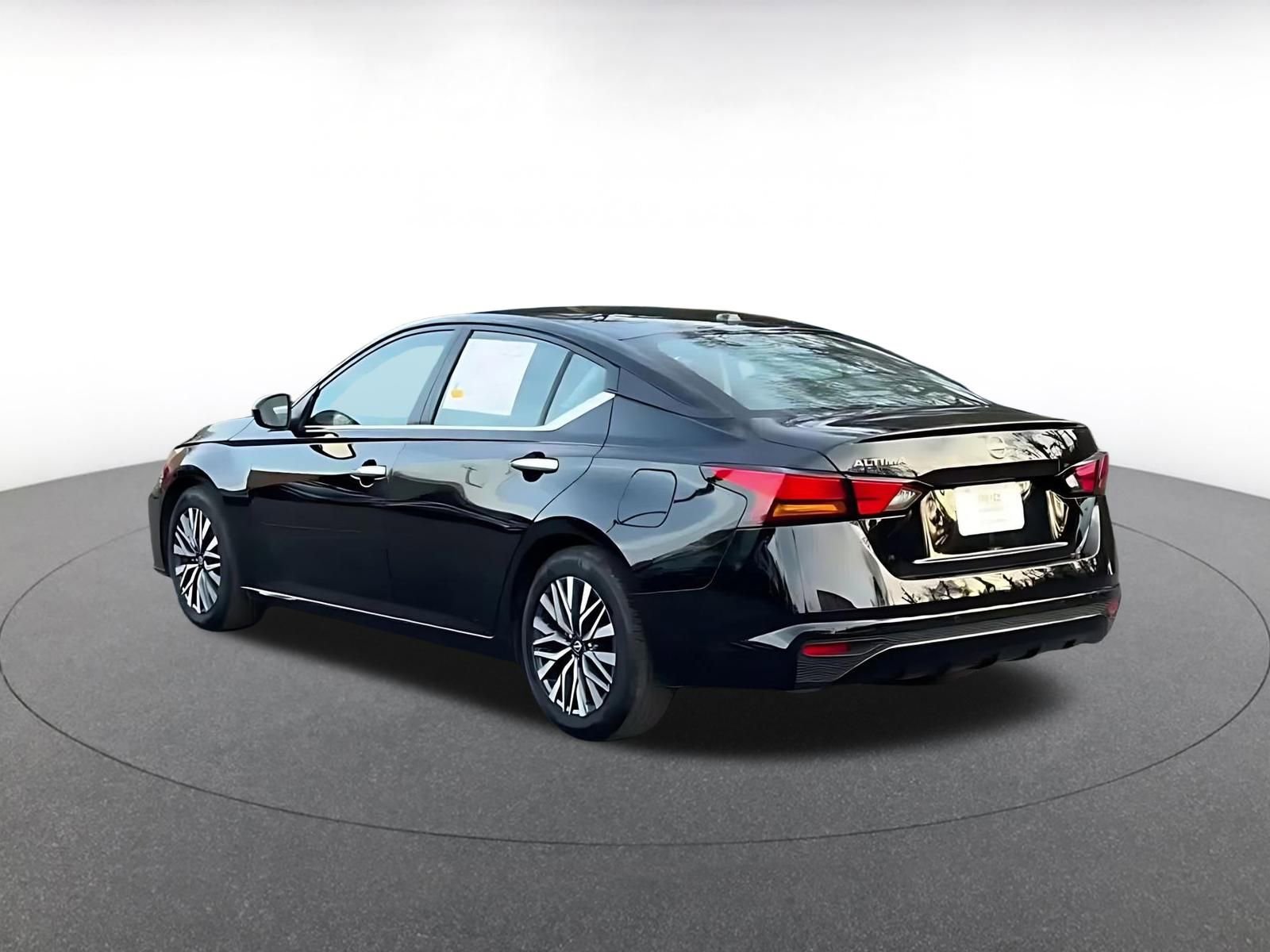 Used 2025 Nissan Altima 2.5 SV image 11