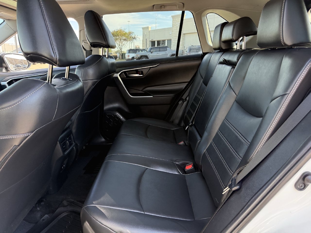 Used 2020 Toyota RAV4 XLE Premium FWD image 27