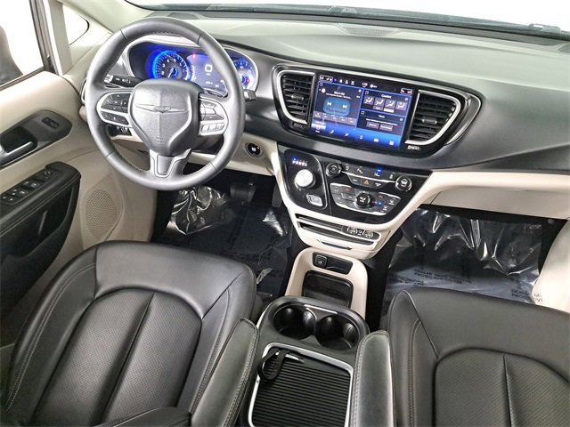 Used 2023 Chrysler Pacifica Touring-L image 14