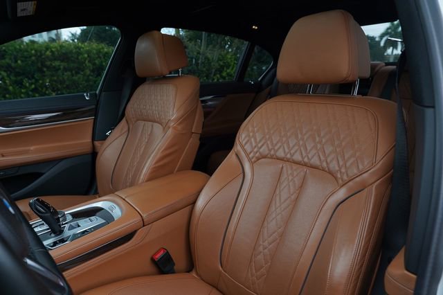 Used 2022 BMW 740i w/ M Sport Package RWD image 9
