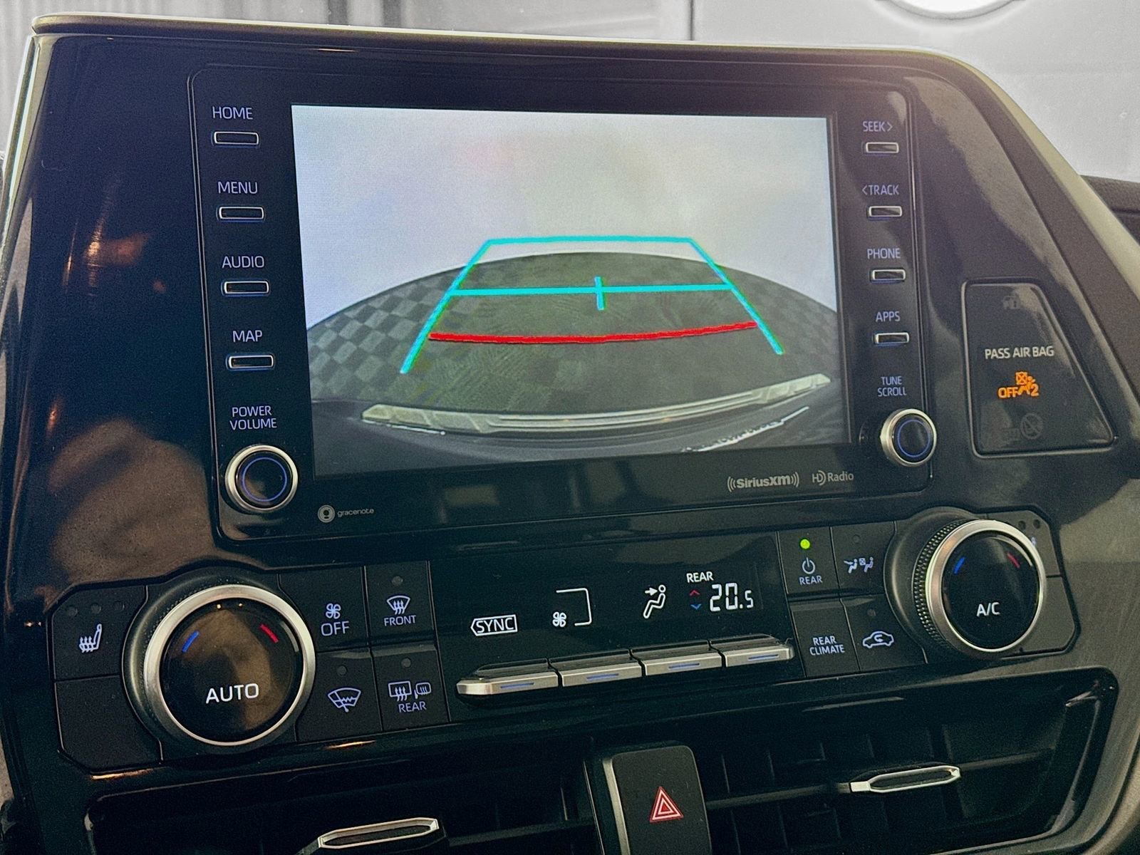 Used 2022 Toyota Highlander XLE AWD/4WD image 11