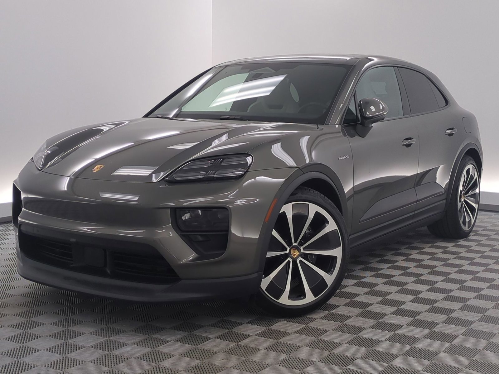 Certified 2025 Porsche Macan Electric RWD image 1