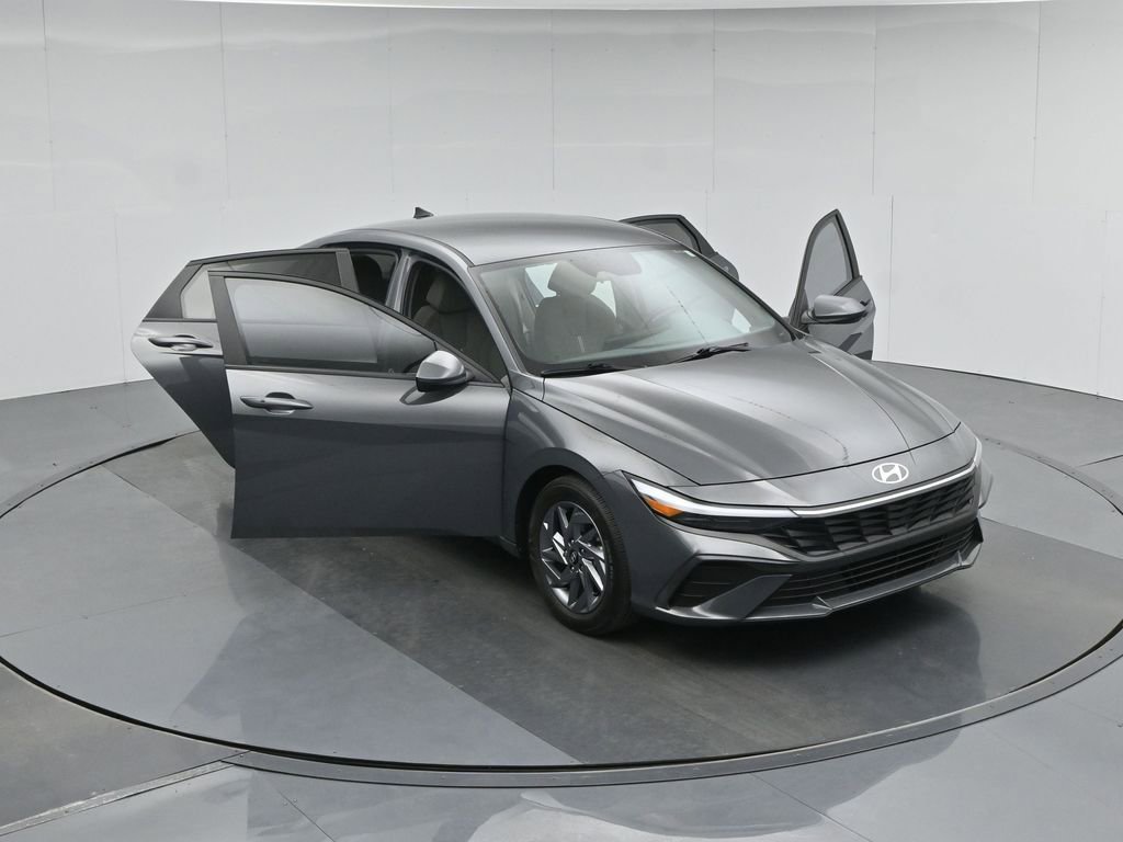 Used 2024 Hyundai Elantra SEL image 39