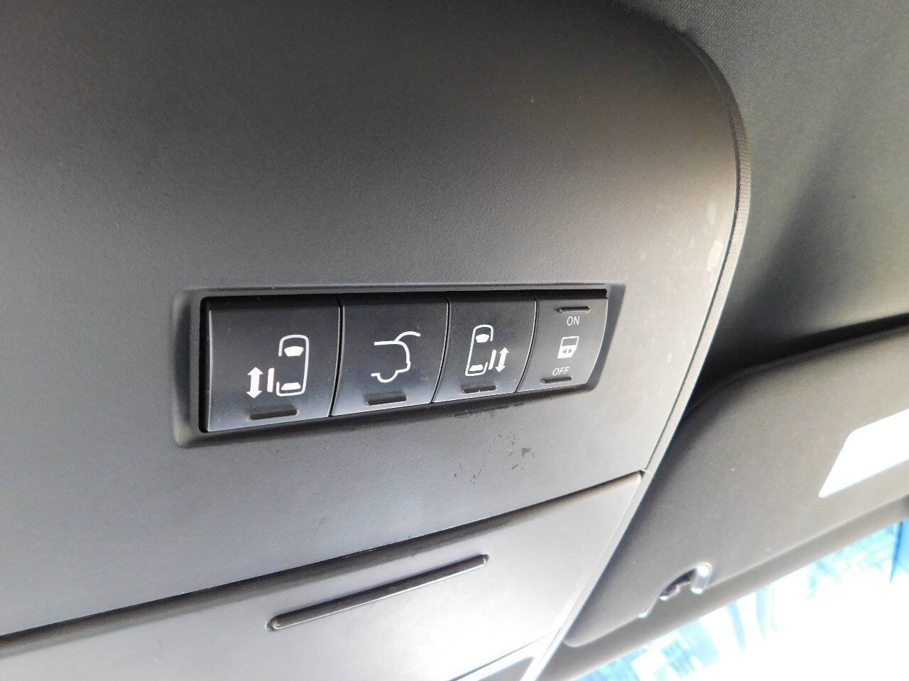 Used 2017 Dodge Grand Caravan SXT image 31