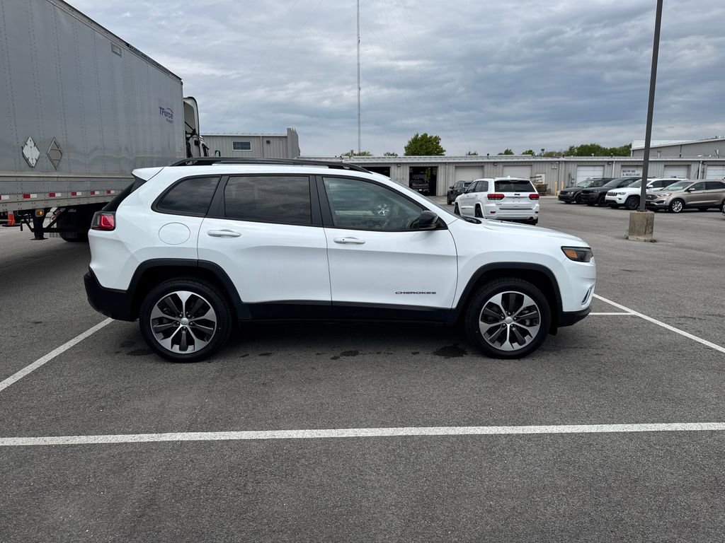Used 2022 Jeep Cherokee Limited w/ Elite Package AWD/4WD image 4