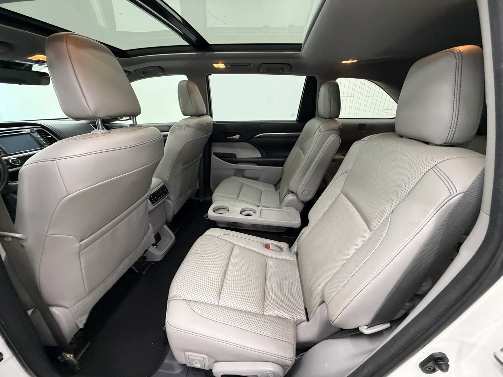 Used 2018 Toyota Highlander Limited Platinum AWD/4WD image 16