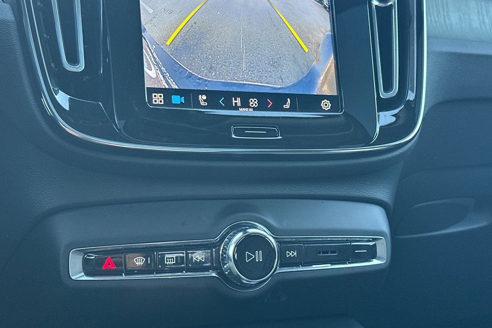 Certified 2023 Volvo XC40 B5 Plus w/ Driver Assist Package image 24