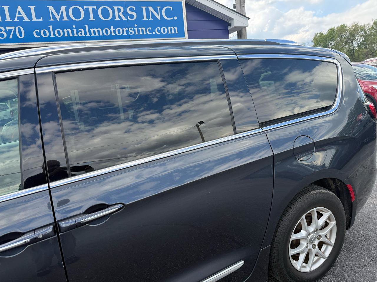 Used 2020 Chrysler Pacifica Touring-L image 2