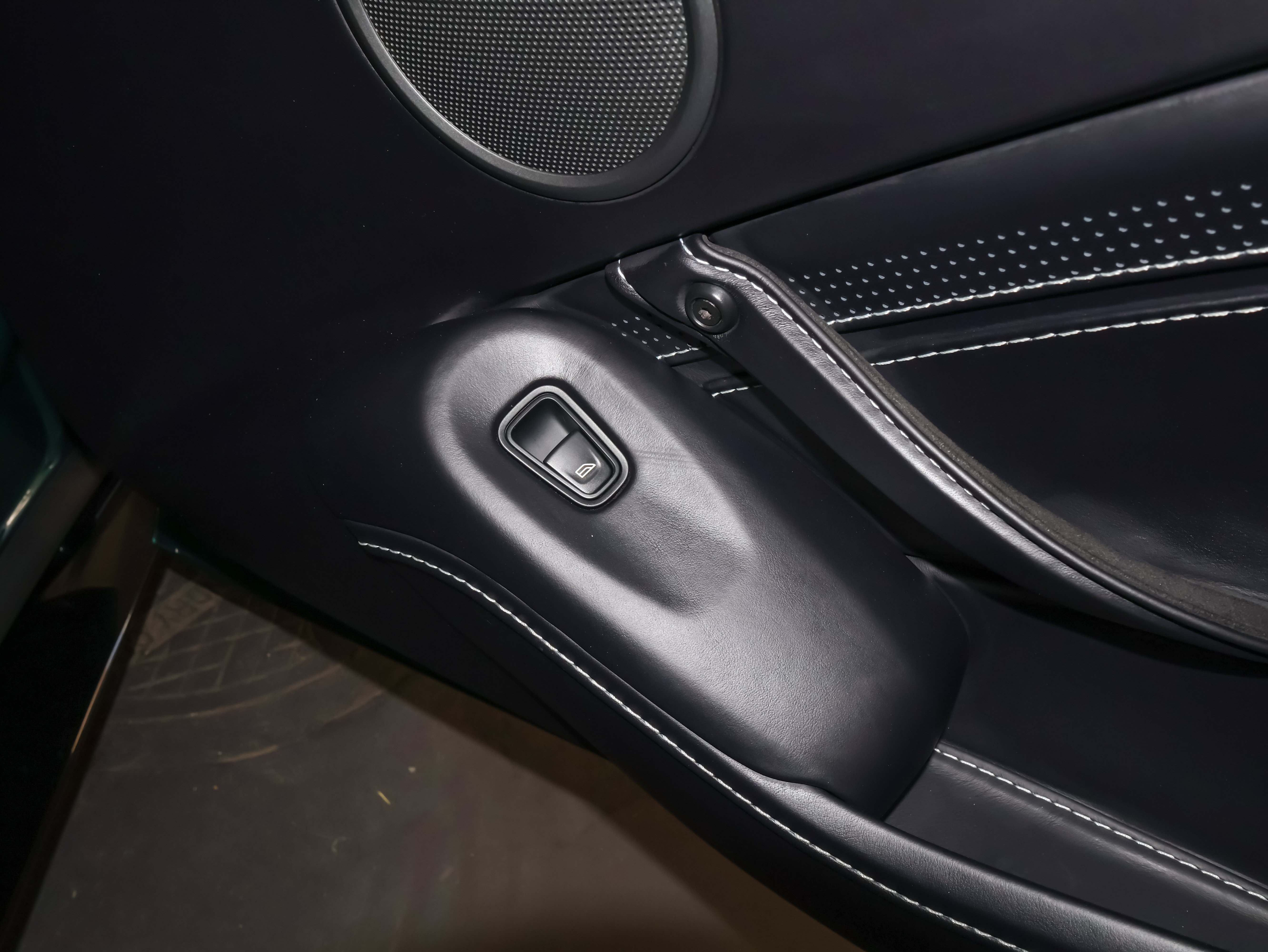 Used 2023 Aston Martin V8 Vantage Roadster RWD image 44