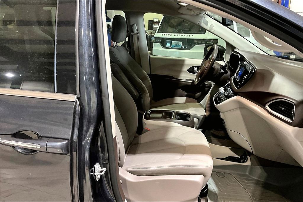 Used 2020 Chrysler Pacifica Touring w/ Tire & Wheel Group image 7