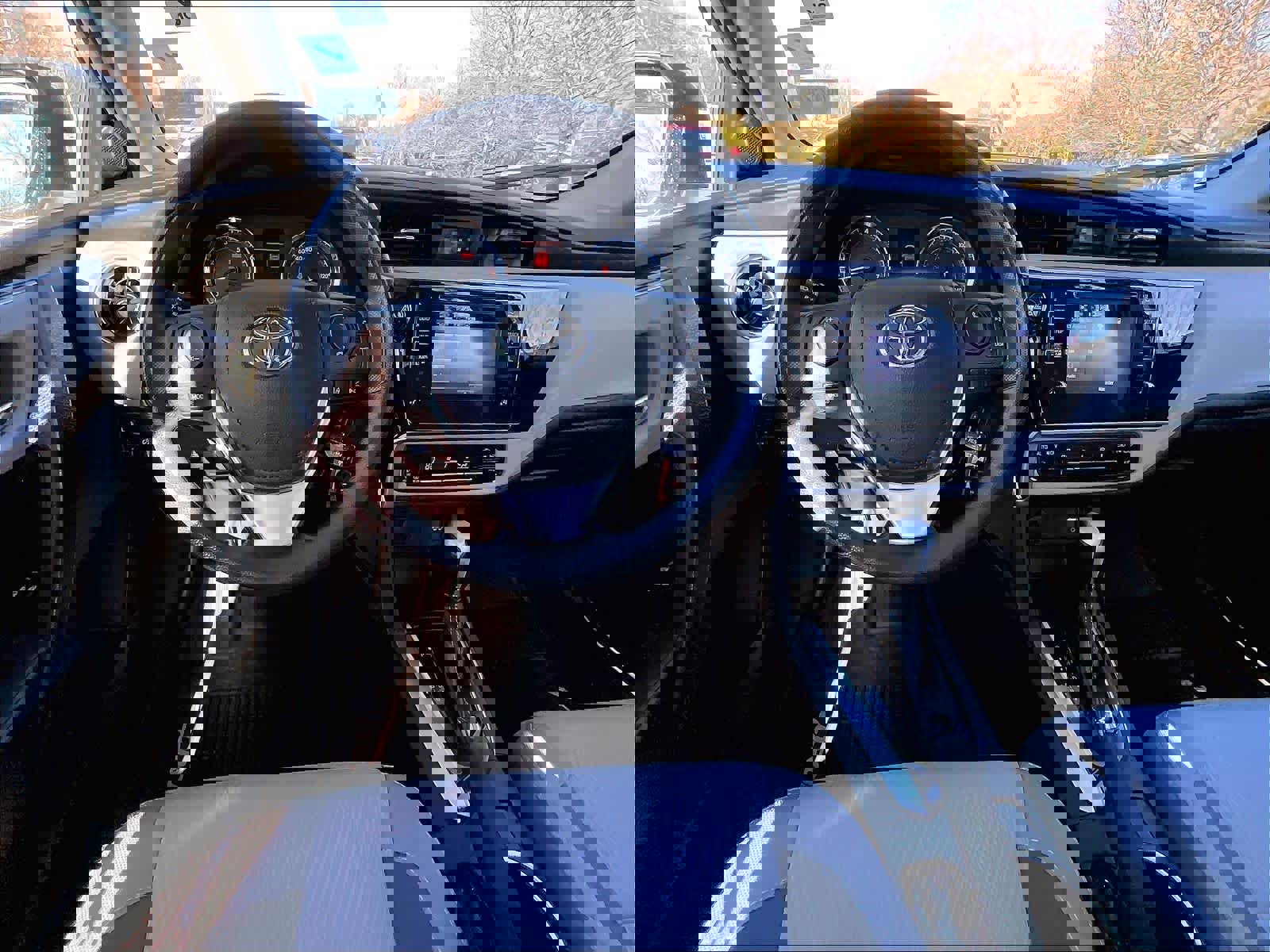 Used 2018 Toyota Corolla LE image 17