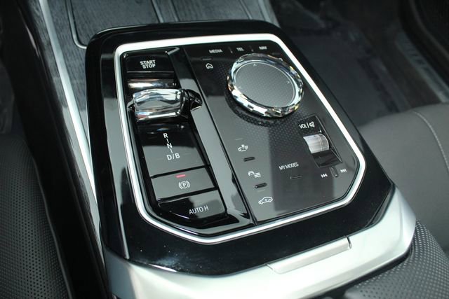 Used 2025 BMW i7 xDrive60 image 14