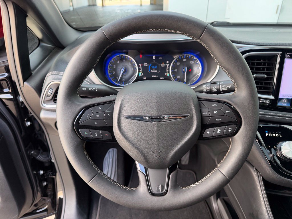 Used 2025 Chrysler Pacifica Limited FWD image 34