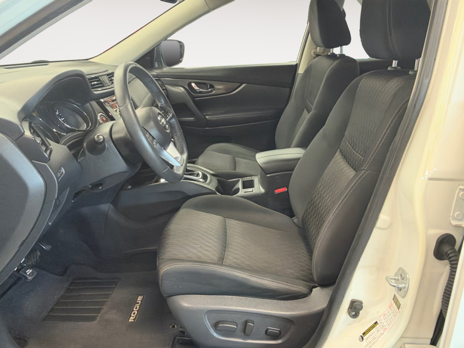 Used 2017 Nissan Rogue SV FWD image 23