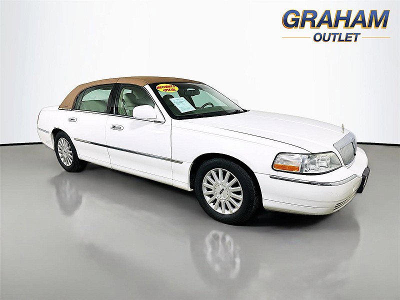 Used 2004 Lincoln Town Car Signature RWD image 1