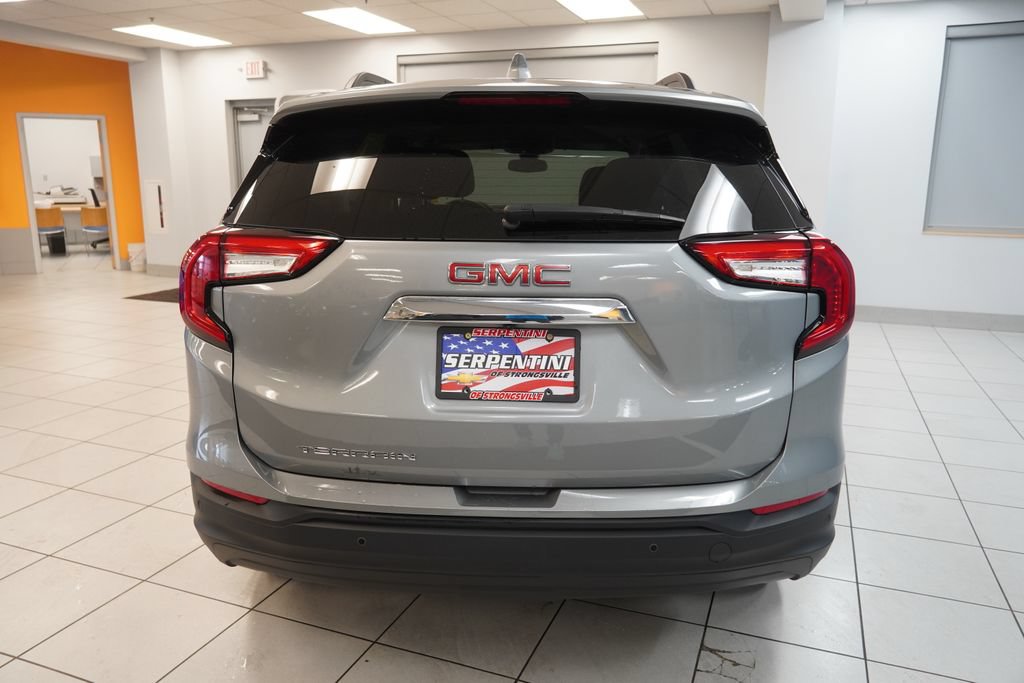 Used 2024 GMC Terrain SLE w/ Driver Convenience Package FWD image 8
