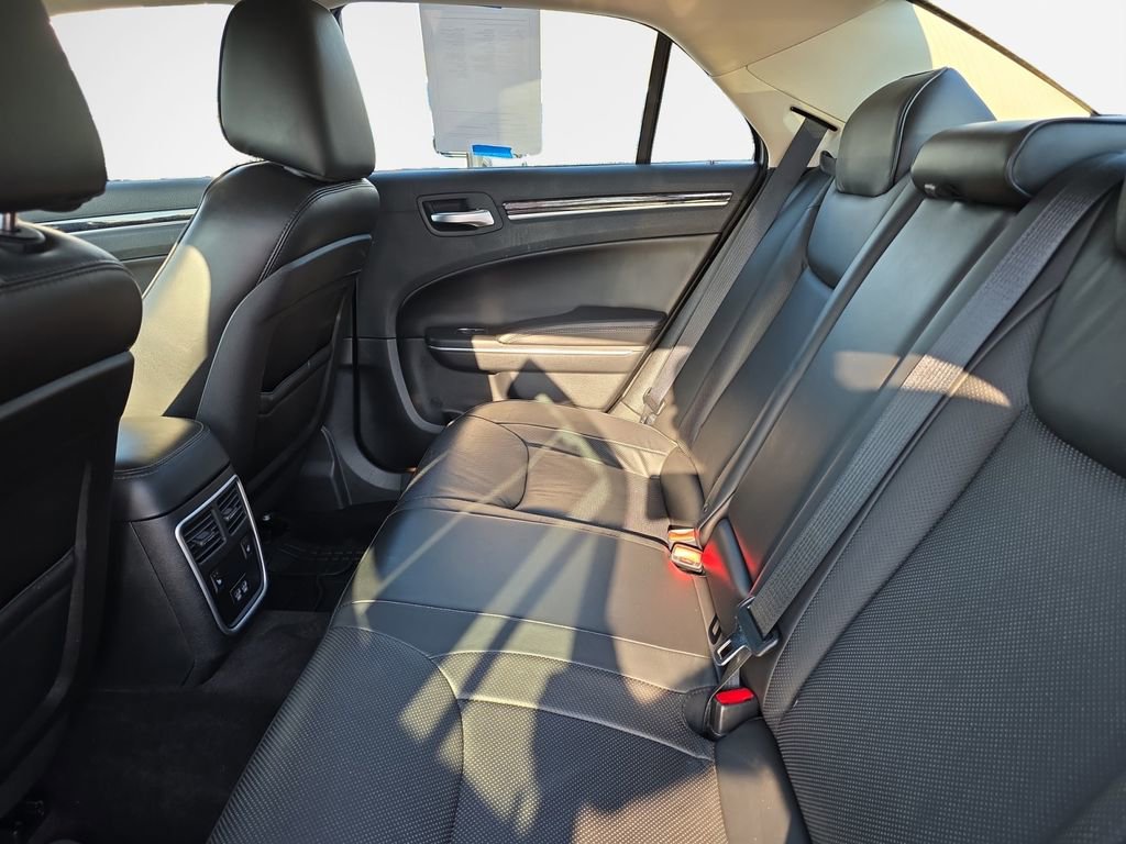 Used 2018 Chrysler 300 Limited image 22
