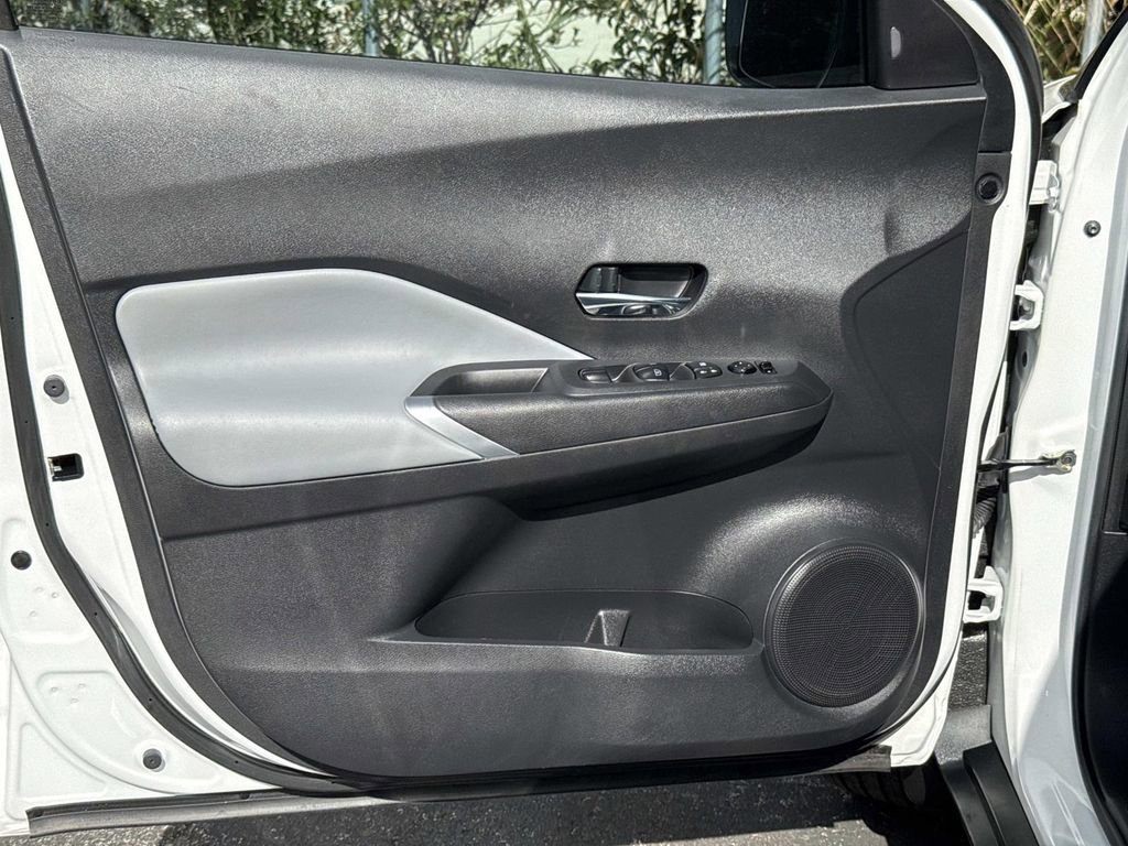 Used 2023 Nissan Kicks SR w/ SR Premium Package FWD image 18