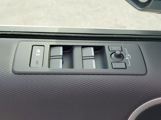 Used 2024 Land Rover Discovery Dynamic SE AWD/4WD image 22
