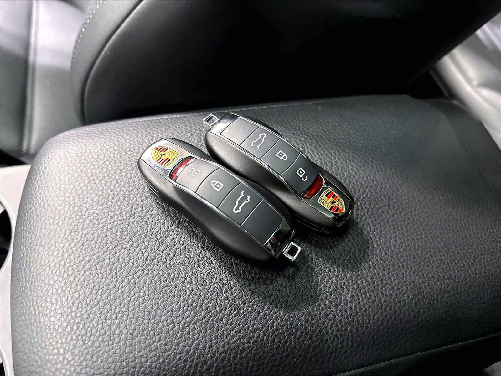 Used 2026 Porsche Macan AWD/4WD image 37