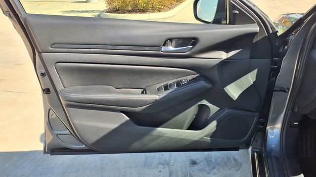 Used 2025 Nissan Altima 2.5 SV FWD image 12