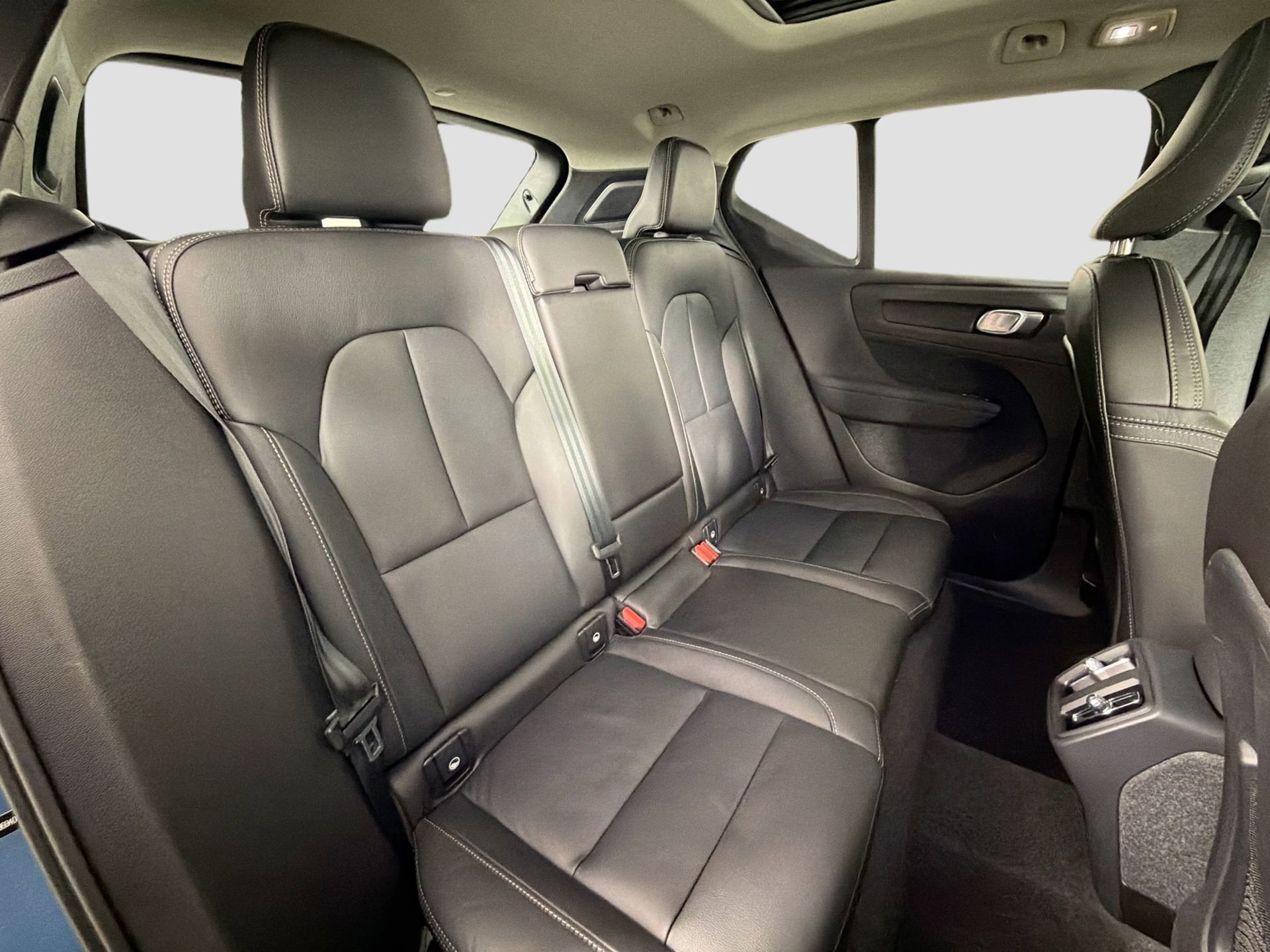 Certified 2023 Volvo XC40 B4 Plus w/ Protection Package Premier image 27