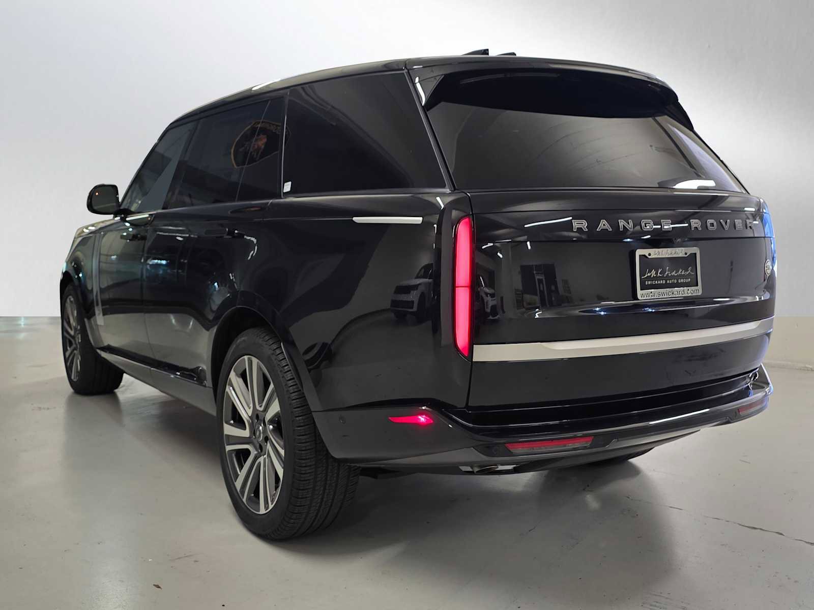 New 2025 Land Rover Range Rover SV image 3
