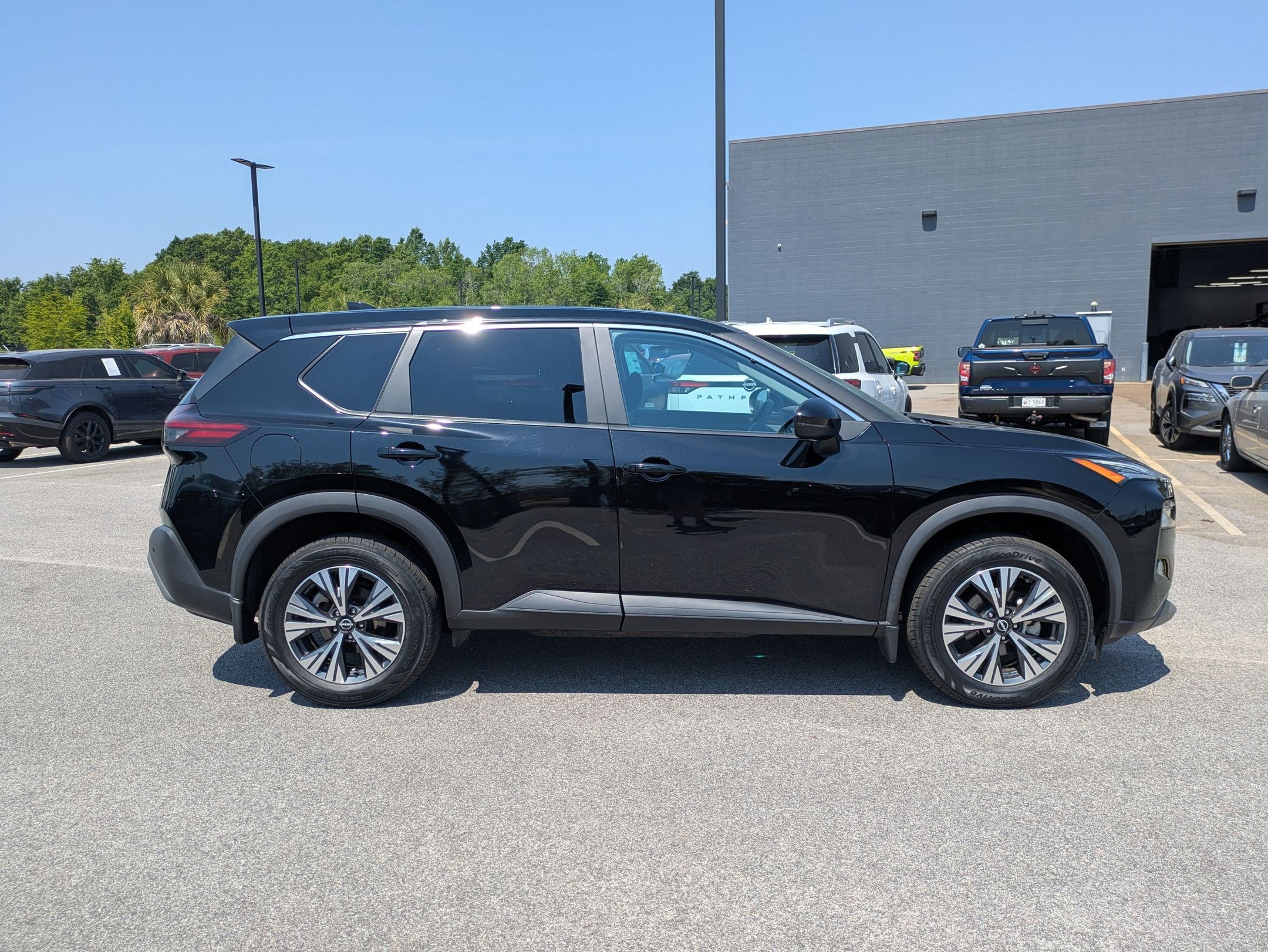 Certified 2023 Nissan Rogue SV FWD image 2