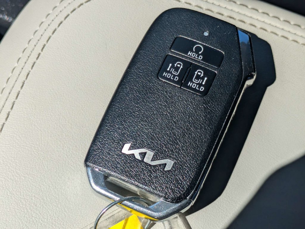 Used 2023 Kia Carnival LX FWD image 26
