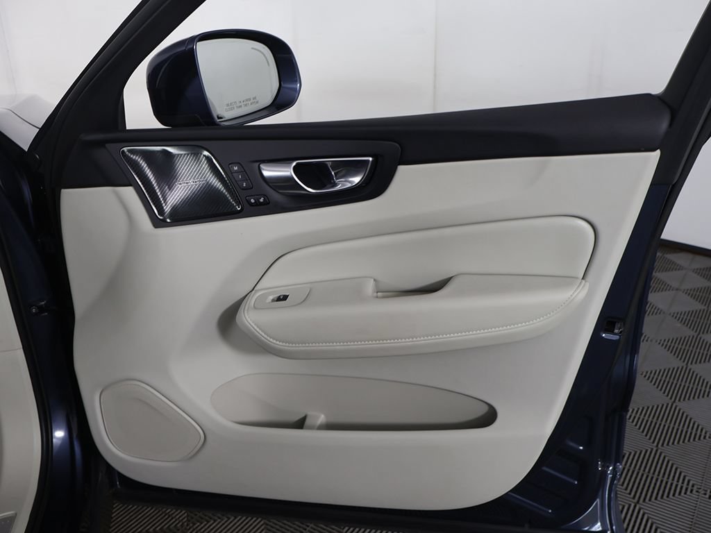 Used 2023 Volvo XC60 B6 Ultimate AWD/4WD image 25