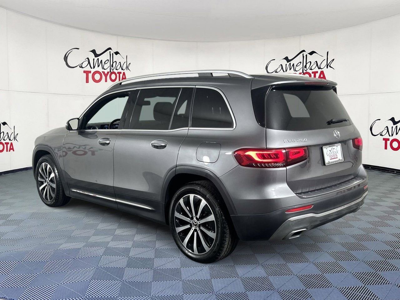 Used 2023 Mercedes-Benz GLB 250 w/ Premium Package image 5