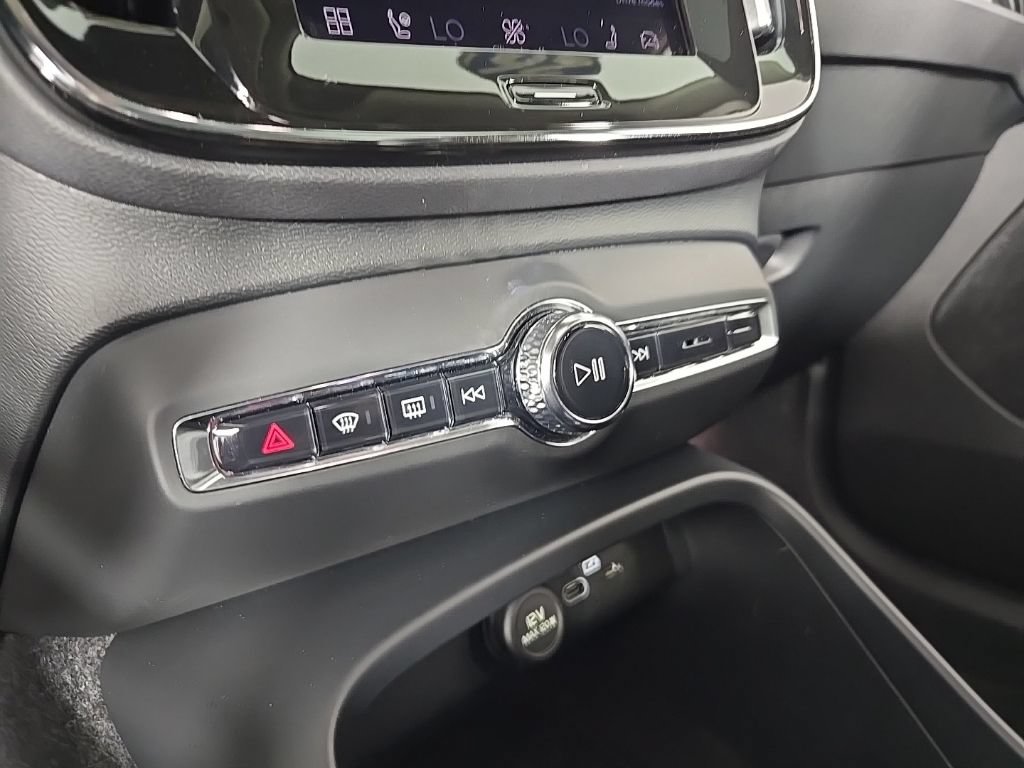Certified 2026 Volvo XC40 B5 Plus AWD/4WD image 24