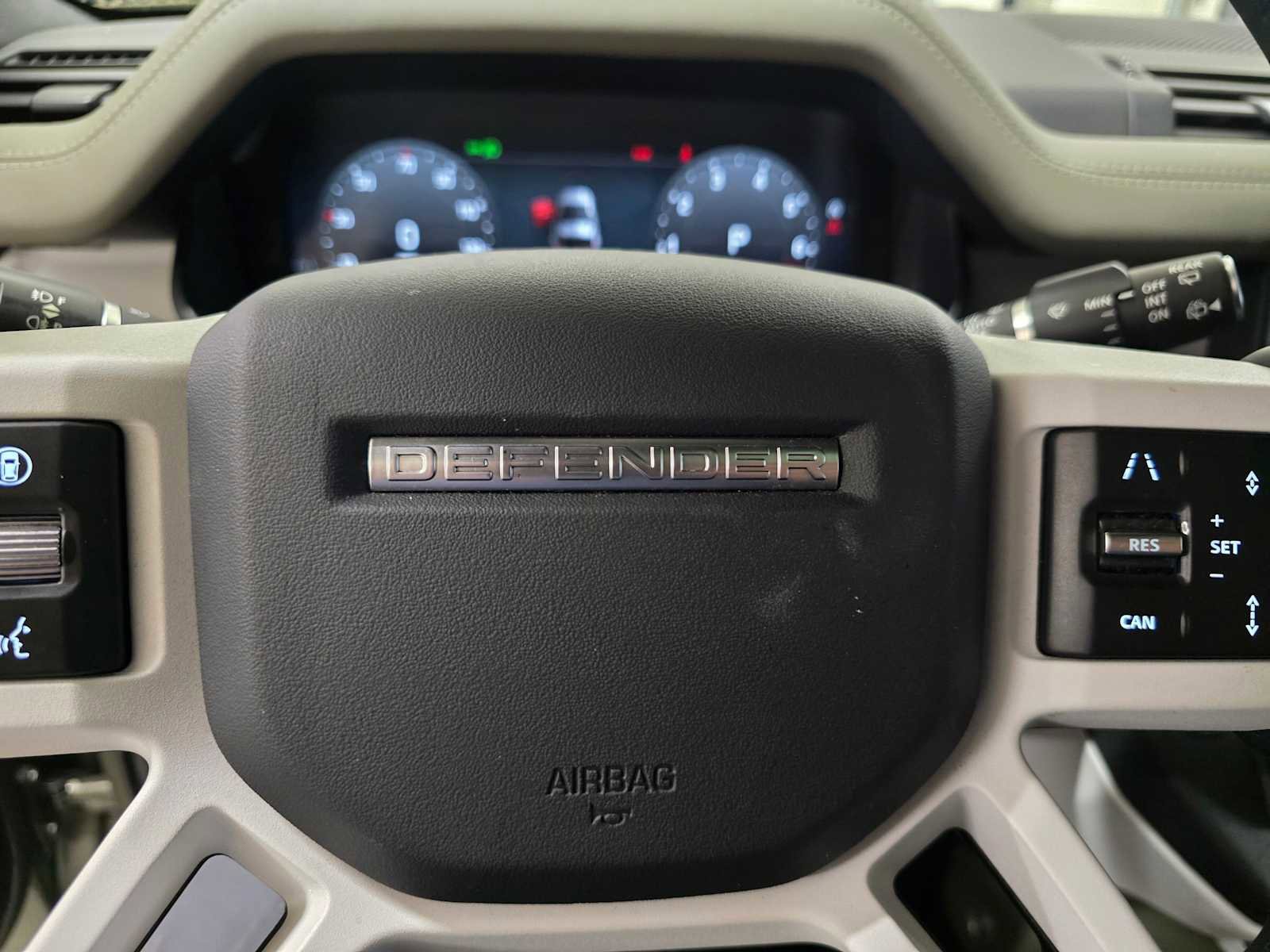 Used 2025 Land Rover Defender 90 X-Dynamic SE image 20